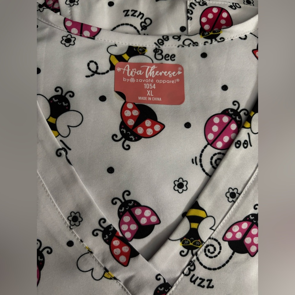 New Uniform Advantage Zavate Ava Therese lady bug bumble bee print scrub top XL - Picture 4 of 5